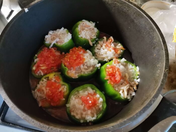 Se toarnă deasupra amestecul de roșii