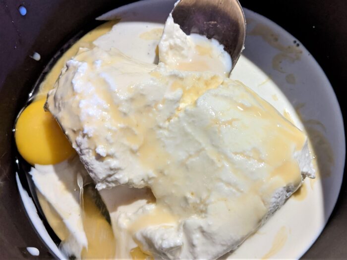 С помощью погружной насадки блендером смешиваем все ингредиенты