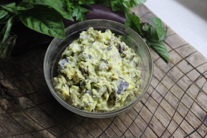 Season the appetizer with a mayonnaise sauce