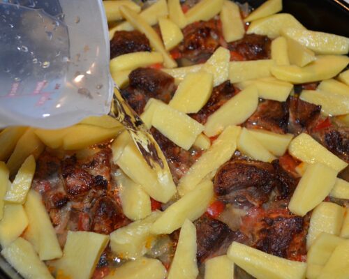 place the potatoes among the meat