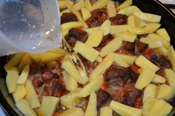 place the potatoes among the meat