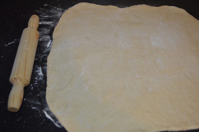 раскатайте его на столе с помощью скалки