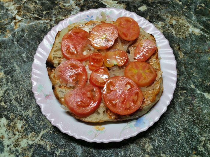 Сверху дольки помидоров