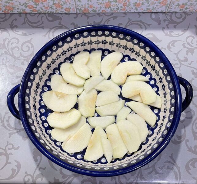 Выкладываем в форму для запекания слой яблок