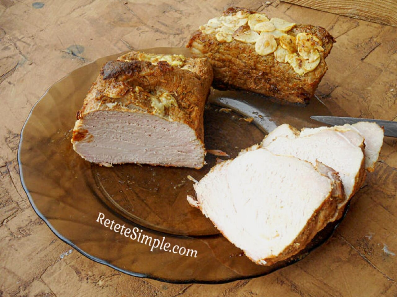bujenita de porc suculenta taiata felii pe platou rustic