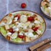Цезарь с курицей перепелиными яйцами и черри
