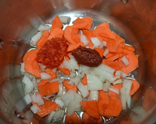 Pour a little oil into a pan and add the onion, carrot