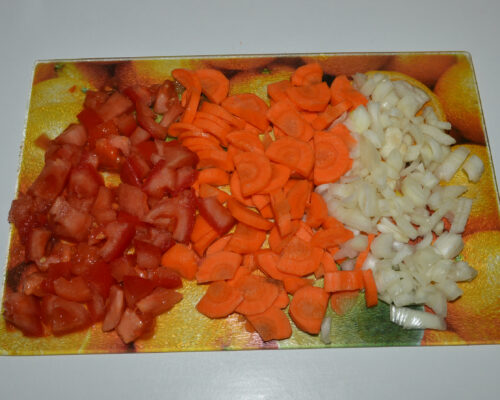 Cut the tomato, carrot, and onion