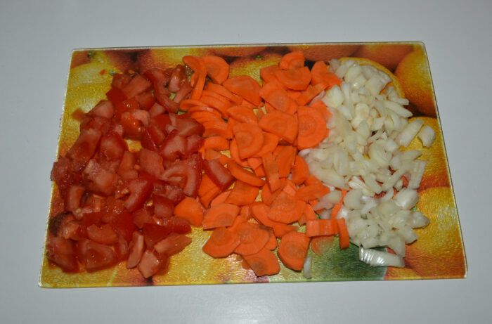 Cut the tomato, carrot, and onion