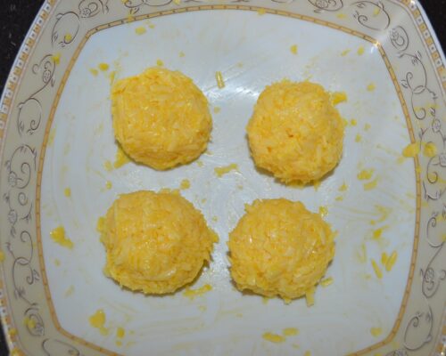 Form 4 balls from the cheese