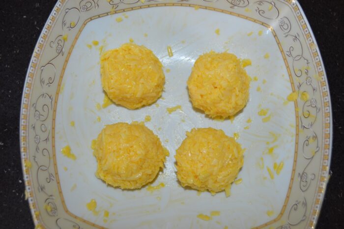 Form 4 balls from the cheese