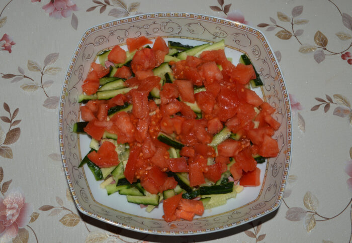 Cut the tomato into cubes