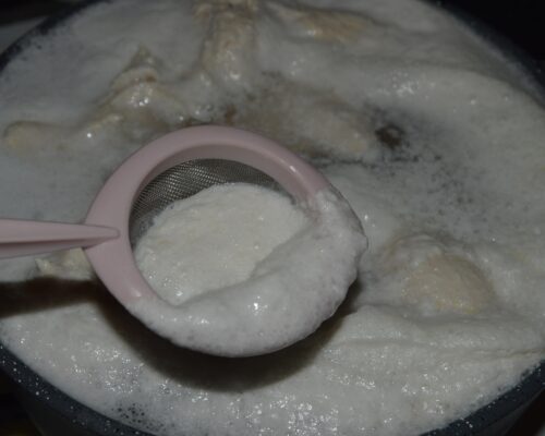 Remove the foam from the meat