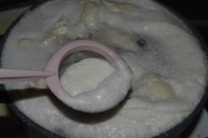 Remove the foam from the meat