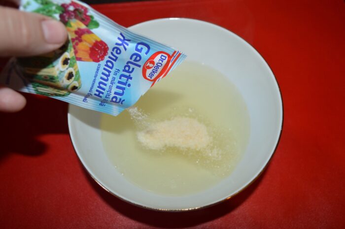 Add 200 ml of the meat broth