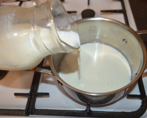 Поставьте молоко на огонь