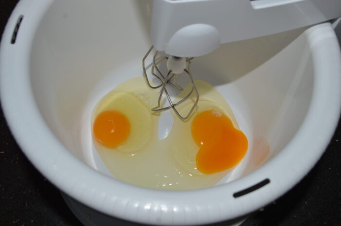 Яйца разбейте в миску