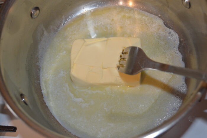 Затем нагрейте сливочное масло