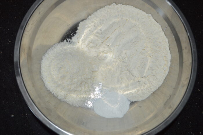 смешайте муку с тертым кокосом