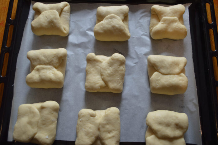 Выложите плацинды на противень