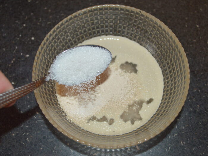 Добавьте 1 чайную ложку сахара