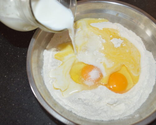 Добавьте в муку яйца