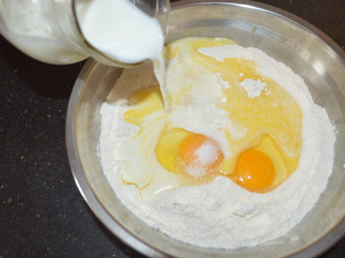 Добавьте в муку яйца