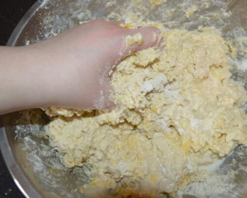 Замесите тесто