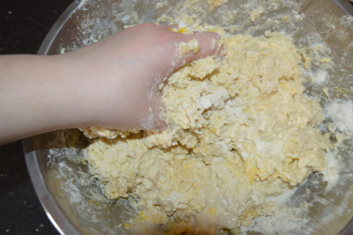 Замесите тесто