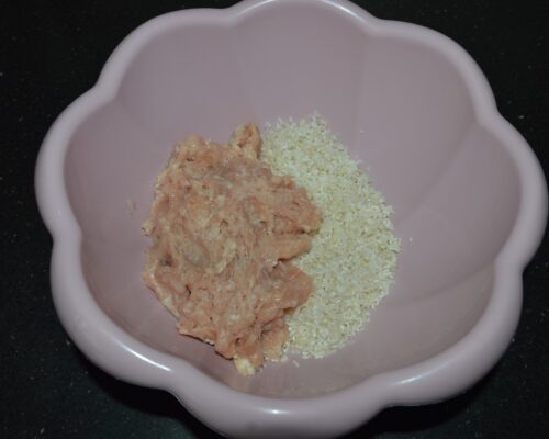 place the washed rice and minced meat