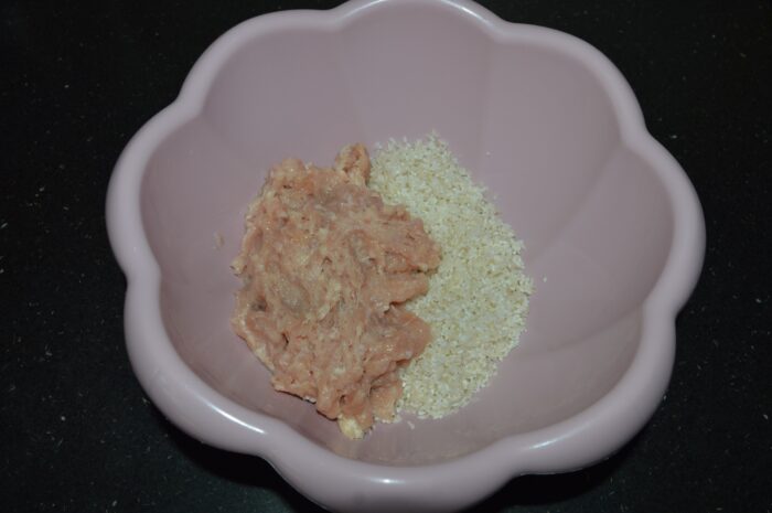place the washed rice and minced meat
