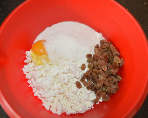 Изюм замочите в кипятке