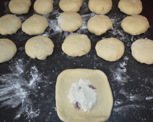 Положите начинку в центр