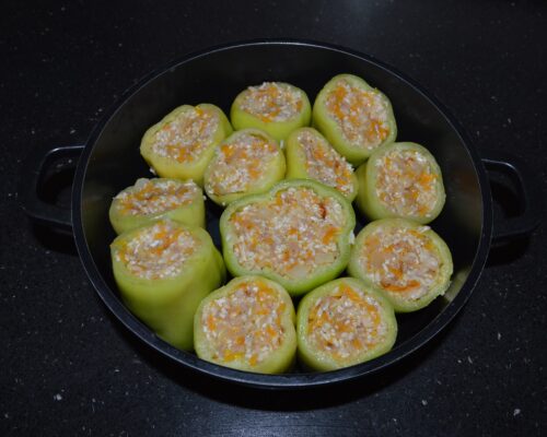 Arrange the stuffed peppers in a pot