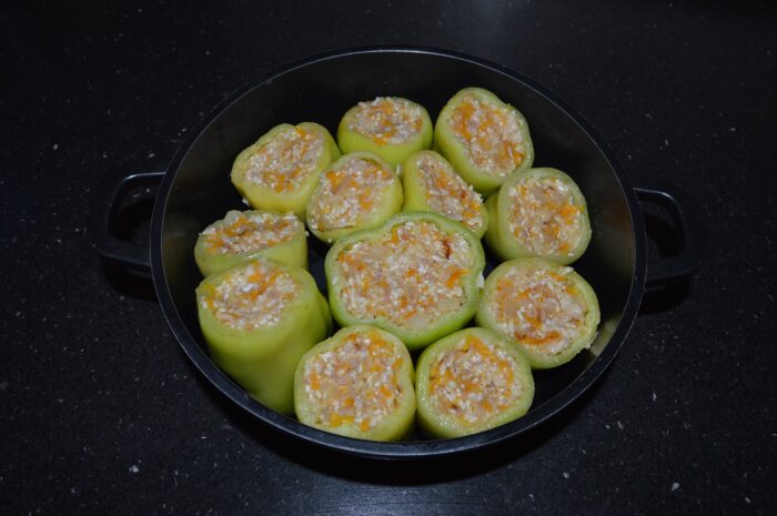 Arrange the stuffed peppers in a pot