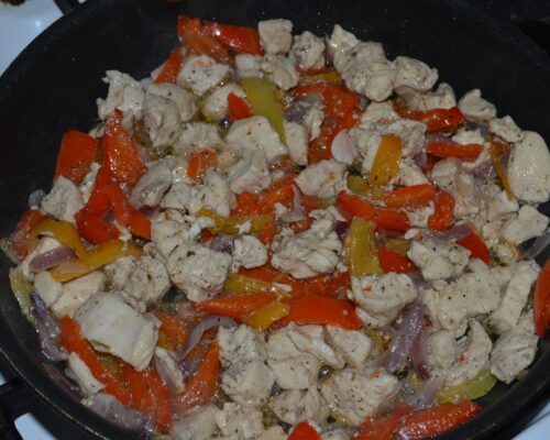 Skillet dinner: chicken and mixed bell peppers