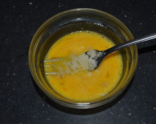 Make garlic sauce and add it to the beaten eggs