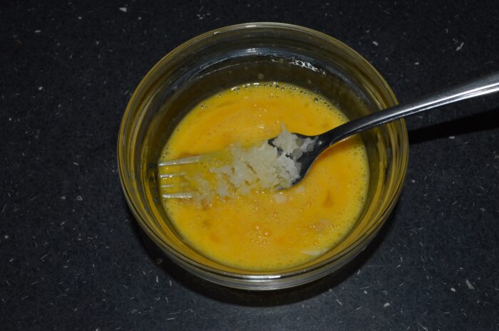 Make garlic sauce and add it to the beaten eggs