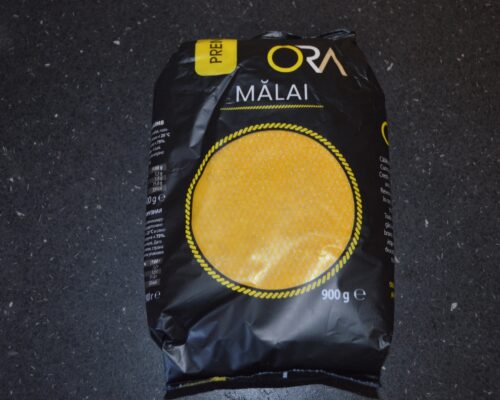 Pour in a cup (250 g) of corn flour