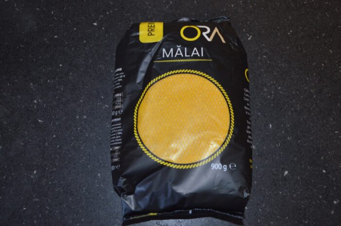 Pour in a cup (250 g) of corn flour