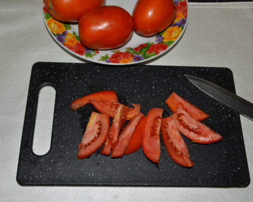 Cut tomatoes into long slices
