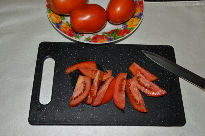 Cut tomatoes into long slices