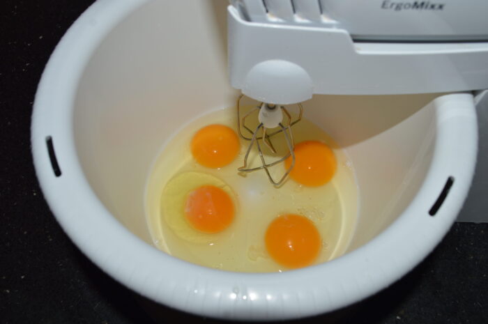 Взбейте яйца миксером