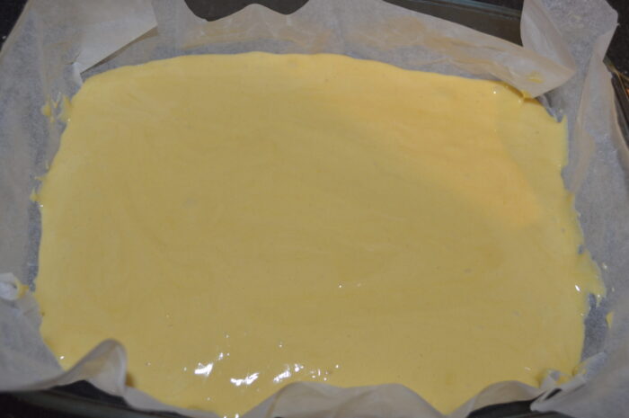 Выложите смесь в форму для выпечки