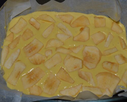 Spread the sliced apples over the surface