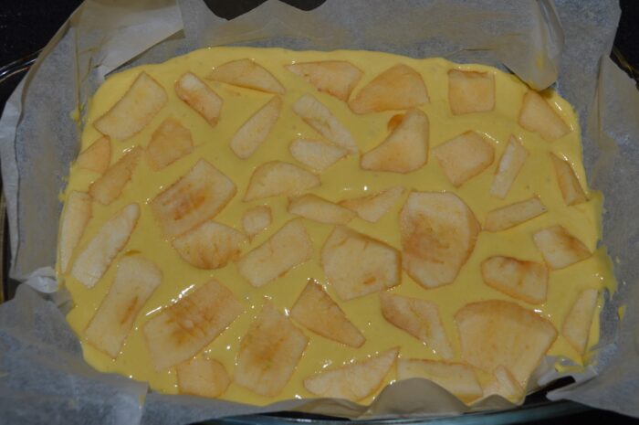 Spread the sliced apples over the surface