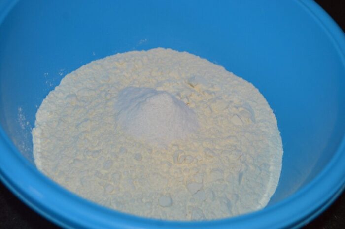 В отдельную миску добавьте муку