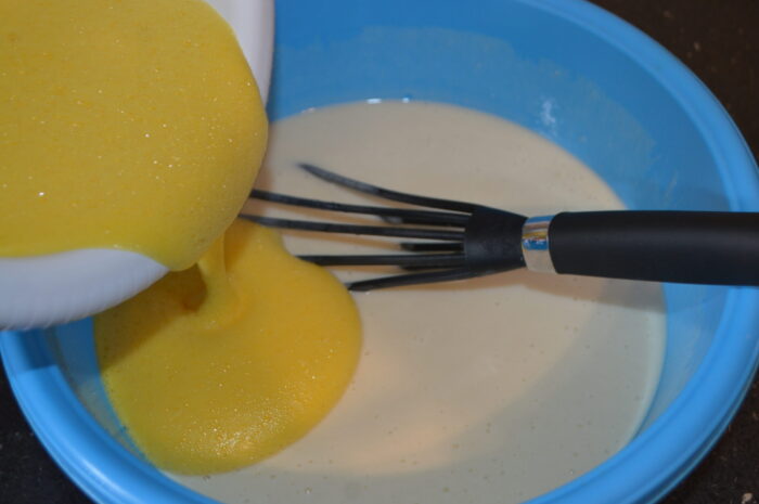 В конце добавьте взбитые яйца