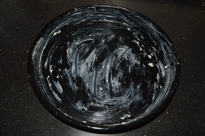 Смажьте противень