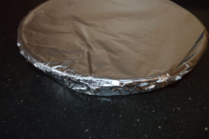 Накройте противень фольгой